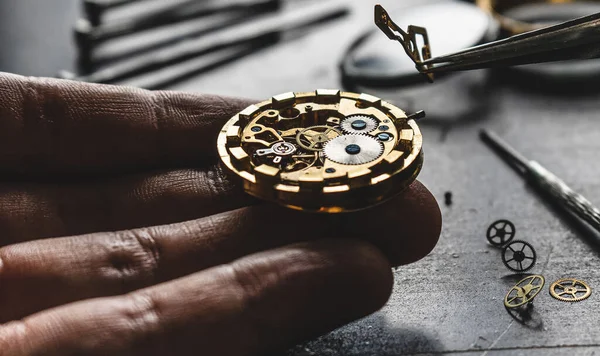Relojero está repitiendo reloj de pulsera mecánico —  Fotos de Stock