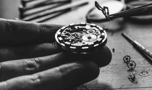 Relojero está repitiendo reloj de pulsera mecánico — Foto de Stock
