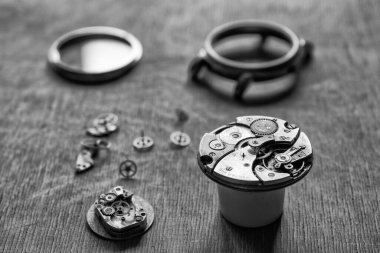 Mekanik saat tamiri, saatçi atölyesi.