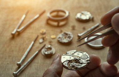 Mekanik saat tamiri, saatçi atölyesi.