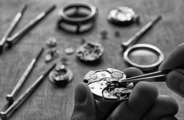 Mekanik saat tamiri, saatçi atölyesi.