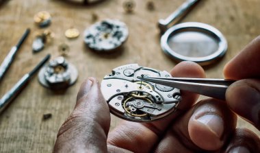 Mekanik saat tamiri, saatçi atölyesi.