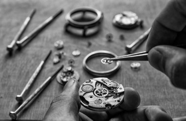 Mekanik saat tamiri, saatçi atölyesi.