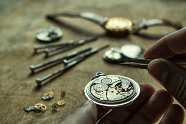 Mekanik saat tamiri, saatçi atölyesi.