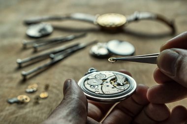 Mekanik saat tamiri, saatçi atölyesi.