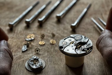 Mekanik saat tamiri, saatçi atölyesi.