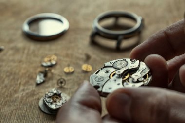 Mekanik saat tamiri, saatçi atölyesi.