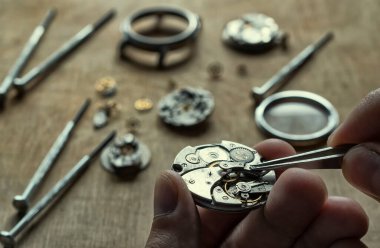 Mekanik saat tamiri, saatçi atölyesi.