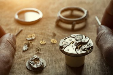 Mekanik saat tamiri, saatçi atölyesi.