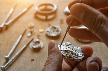 Mekanik saat tamiri, saatçi atölyesi.