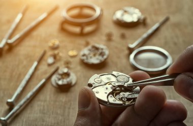 Mekanik saat tamiri, saatçi atölyesi.