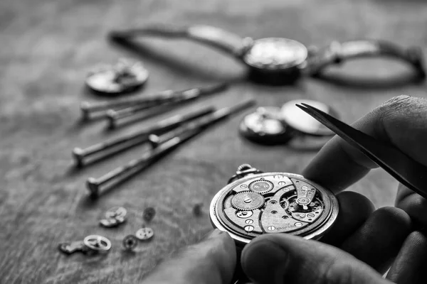 Mechanische Uhrenreparatur Uhrmacherwerkstatt — Stockfoto