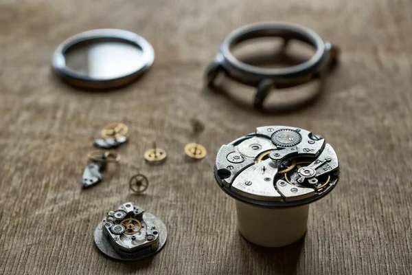 Mekanik saat tamiri, saatçi atölyesi.