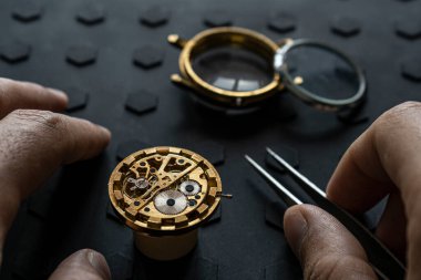 Saatçi atölyesi, mekanik saat tamiri. Uzaysal onarım kiti