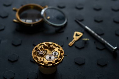 Saatçi atölyesi, mekanik saat tamiri. Uzaysal tamir kiti, kapat.