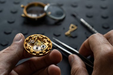 Saatçi atölyesi, mekanik saat tamiri. Uzaysal tamir kiti, kapat.