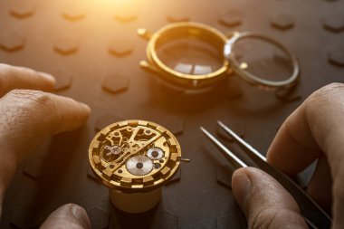 Saatçi atölyesi, mekanik saat tamiri. Uzaysal tamir kiti, kapat.