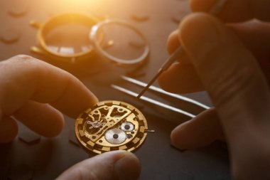 Saatçi atölyesi, mekanik saat tamiri. Uzaysal tamir kiti, kapat.