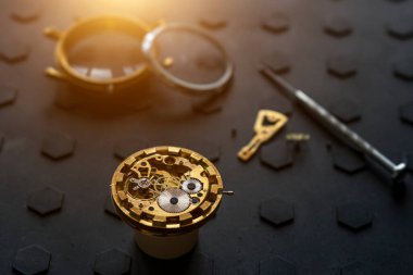 Saatçi atölyesi, mekanik saat tamiri. Uzaysal tamir kiti, kapat.