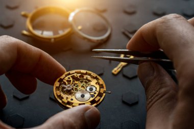 Saatçi atölyesi, mekanik saat tamiri. Uzaysal tamir kiti, kapat.