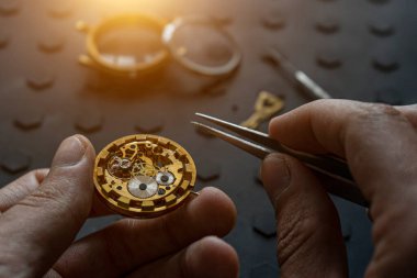 Saatçi atölyesi, mekanik saat tamiri. Uzaysal tamir kiti, kapat.