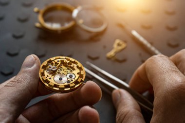 Saatçi atölyesi, mekanik saat tamiri. Uzaysal tamir kiti, kapat.