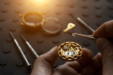 Saatçi atölyesi, mekanik saat tamiri. Uzaysal tamir kiti, kapat.