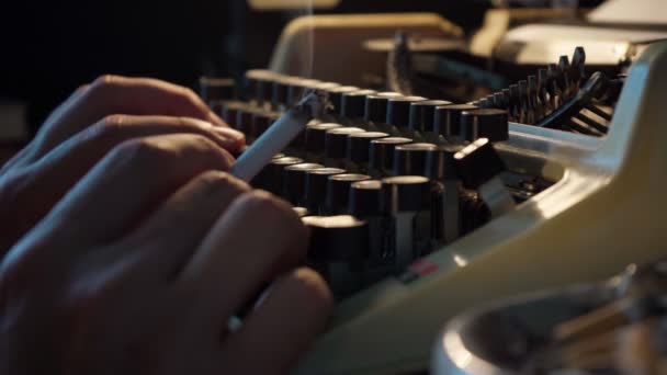 Guy types on an old typewriter and smokes cigarettes, writer, journalist — Stock Video