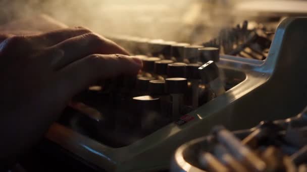 Tipos de hombre en una vieja máquina de escribir y fuma cigarrillos, escritor, periodista — Vídeo de stock