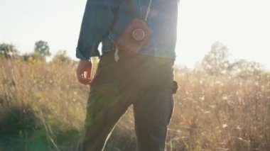 Sahada eski model fotoğraf makinesi olan bir fotoğrafçı.