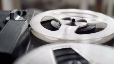 Makara film kaseti klasik profesyonel bir oyuncuda dönüyor. Eski okul ekipmanları
