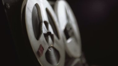 Makara film kaseti klasik profesyonel bir oyuncuda dönüyor. Eski okul ekipmanları