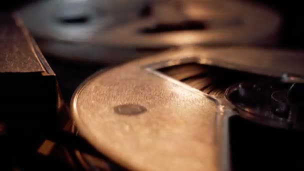 La cinta de película de carrete está girando en un reproductor profesional vintage. Equipo de la escuela secundaria — Vídeos de Stock