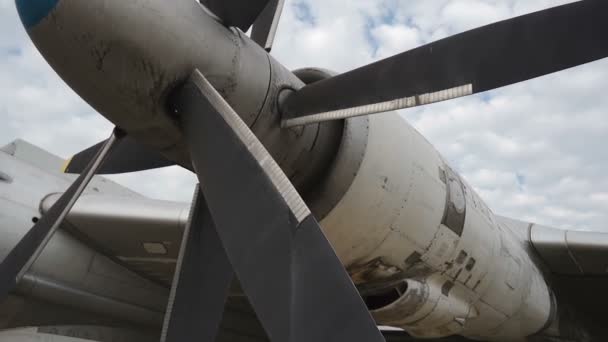 Vue rapprochée de l'hélice d'un avion à l'aéroport — Video