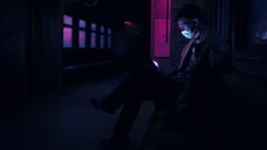 Tren vagonundaki adamın dinamik görüntüsü, siber punk tarzı konsept.