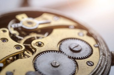 Klasik bir saati ayarlıyorum. Saatçiler atölyesi