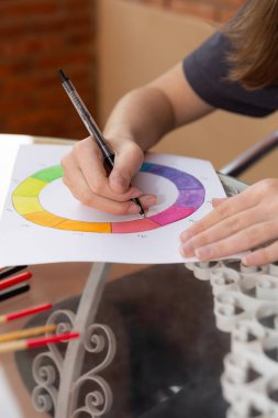 Renk çarkına el çizgileri çizmek için yakın plan. Cam bir masanın üzerinde açık hava okulu aktivitesi. Arkaplanı bulanık. Uzayı kopyala Renk anlayışı ve sanat eğitimi kavramı