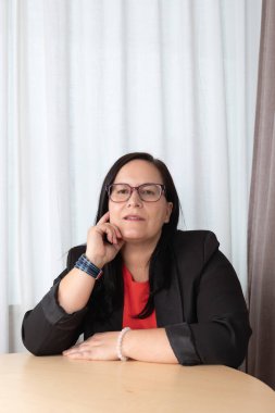 Ofis sohbeti sırasında yansıtıcı bir pozda olgun bir yönetici, sakin bir ifadeyle özenli bakışlar. Kişisel ya da iş danışmanlığı kavramı