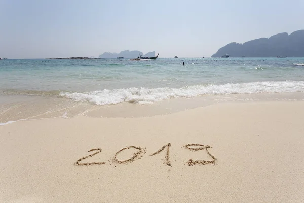 Mutlu yeni yıl 2019, sahilde yazı.