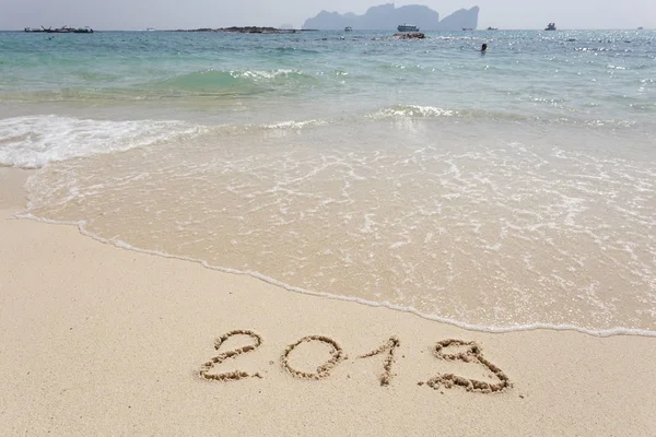 Mutlu yeni yıl 2019, sahilde yazı.