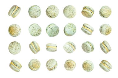 Beyaz arka plan üzerinde izole uçan renkli macarons