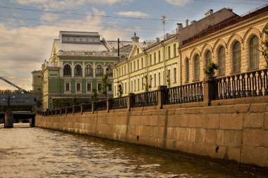 Aint-Petersburg, Rusya. 4 Temmuz 2017. Fontanka Nehri ve Tovstonogov Bolşoy Tiyatro tiyatro görünümü .