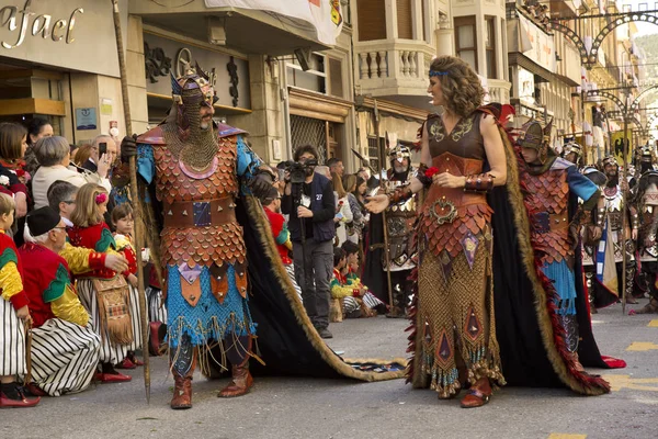 Alcoy, Alicante, İspanya. 23 Nisan 2017. Festival Moors ve Hıristiyanlar. Şehir Merkezi aracılığıyla Mart.