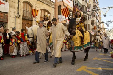 Alcoy, Alicante, İspanya. 23 Nisan 2017. Festival Moors ve Hıristiyanlar. Şehir Merkezi aracılığıyla Mart.