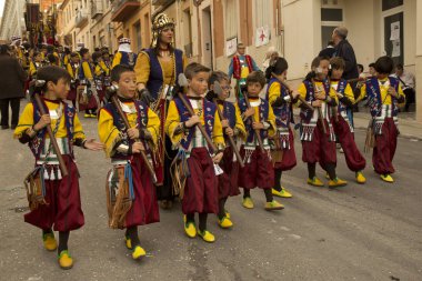 Alcoy, Alicante, İspanya. 23 Nisan 2017. Festival Moors ve Hıristiyanlar. Şehir Merkezi aracılığıyla Mart.