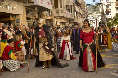 Alcoy, Alicante, İspanya. 23 Nisan 2017. Festival Moors ve Hıristiyanlar. Şehir Merkezi aracılığıyla Mart.