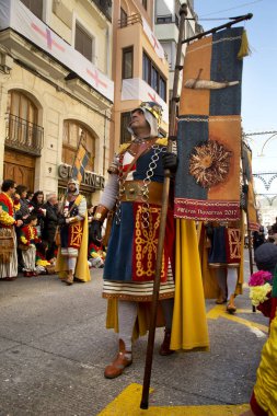 Alcoy, Alicante, İspanya. 23 Nisan 2017. Festival Moors ve Hıristiyanlar. Şehir Merkezi aracılığıyla Mart.