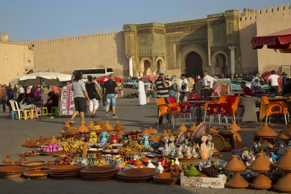 メクネス モロッコ 2017 メクネス モロッコのエル Hedim 広場とバブマンスールのゲートの貿易します — ストック写真