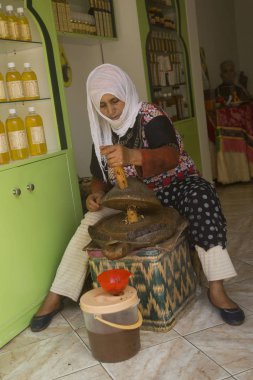 Essaouira, Fas. 27 Eylül 2017. Argan yağı imalatı. Essaouira, Fas Medine'de eski pazar.