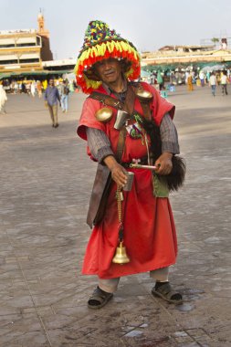 Marakeş, Fas. 29 Eylül 2017. Su satıcı piyasada Medine Marakeş, Fas.